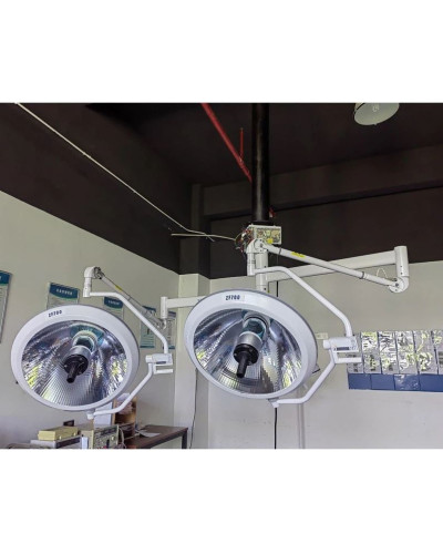 Lampe d'opération plafonnière deux coupoles ZF700/700