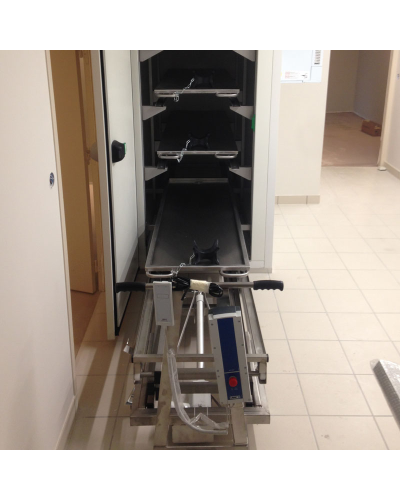 Chariot élevateur avec porte-cercueils