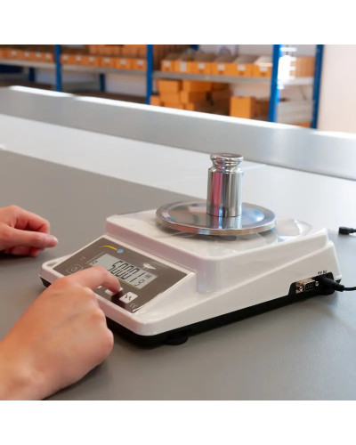Balance de précision 1100g 0,01g avec comptage pièces & RS232 | SOCIMED