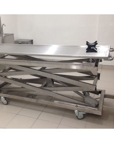 civière plate permettant de disposer les corps dans les morgues